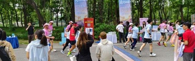 开云体育官方网-一根绳子，六道光——一场让视障跑者被“看见”的六天六马挑战