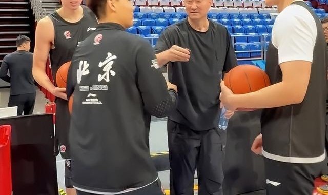 开云体育网页版入口-杜锋：北京投出56%三分命中率 我们只有32%稍微好一点效果就不一样